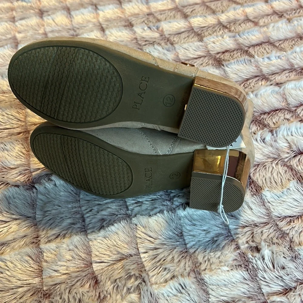The children place Ankle boots size 12